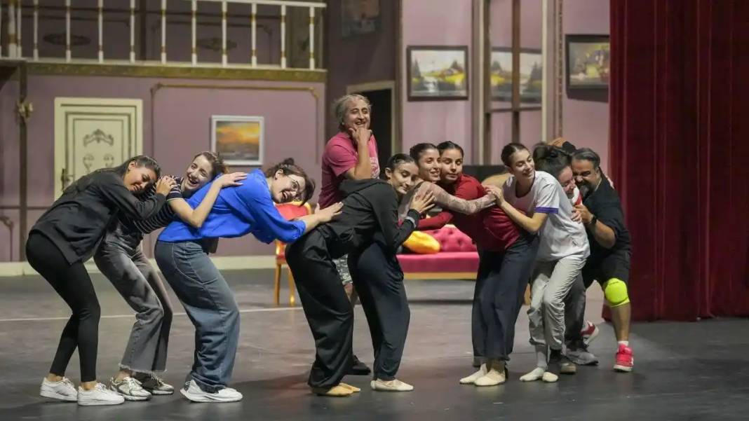 Antalya DOB’dan Dünya Prömiyeri: Miniklerden ‘Dino Ormanı’ Müzikali! 1